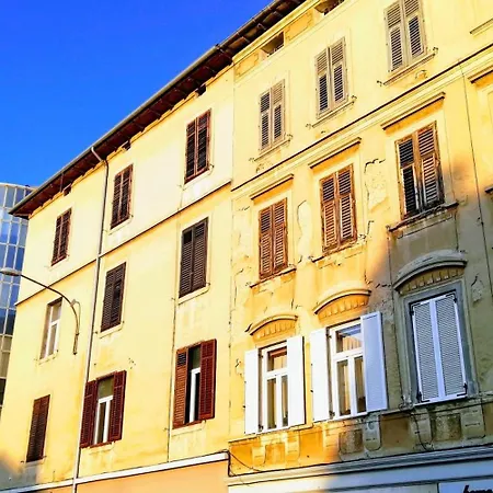 아파트 Pula-center And